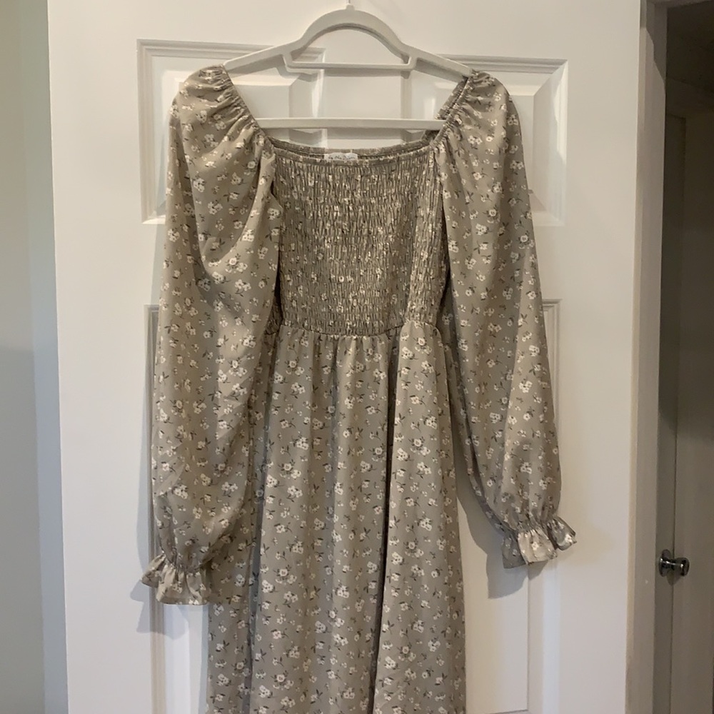 Sage colored floral dress - Picture 2 of 5